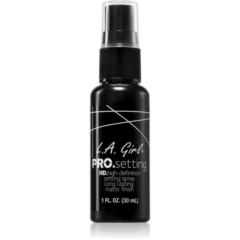 L.A. Girl Cosmetics HD Pro. Setting матиращ и фиксиращ спрей върху фон дьо тен